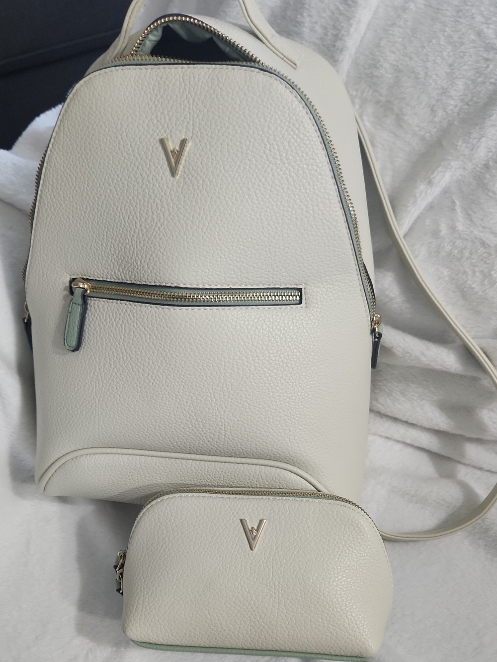 Vanessa Williams Backpak like new Condition/Cosmetic Bag Included